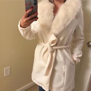 FLASH SALE FLAW💗 Fashion Nova faux fur collar white off white coat  snow bunny